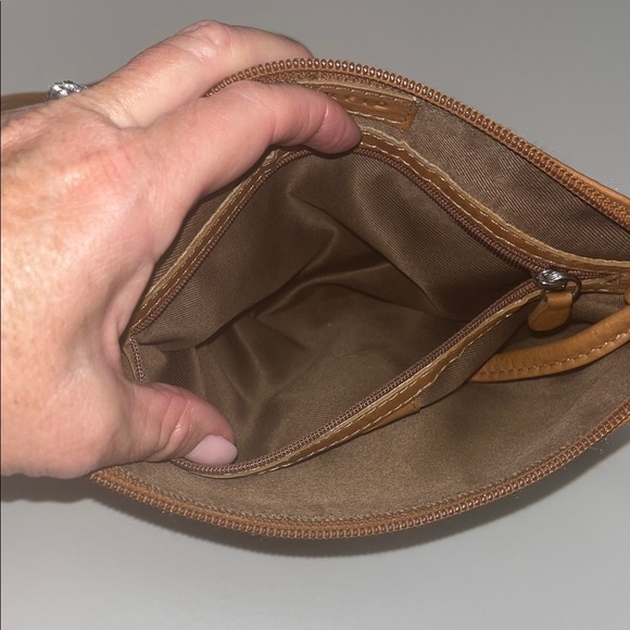 ili NY Embossed Tan Leather Crossbody RFID Protection Bag w/ 4 compartments - Picture 6 of 13